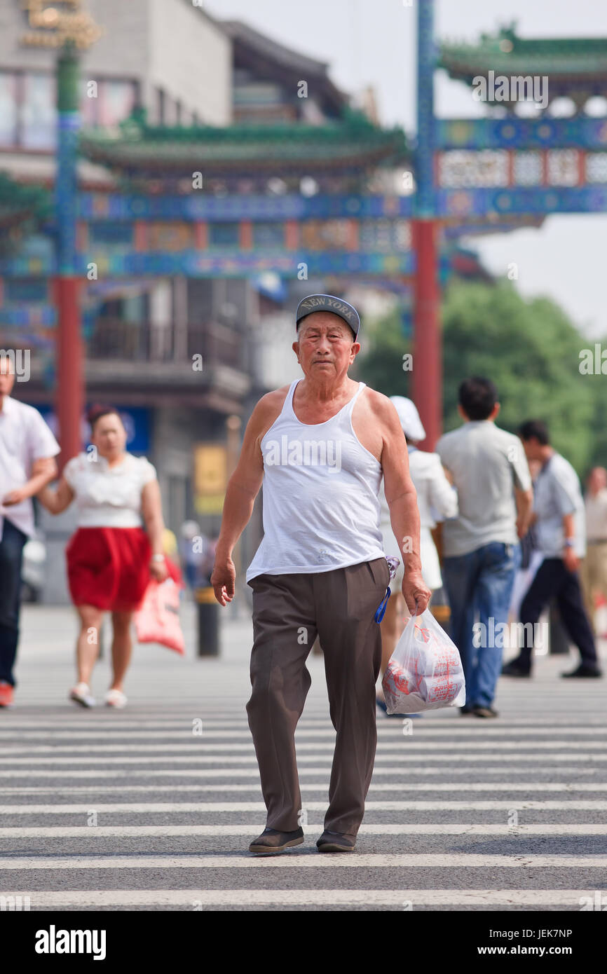 BEIJING-9 DE JUNIO DE 2015. Apto para la vieja China. La población de ancianos (60 o más) en China es de 128 millones, una de cada diez personas, la mayor del mundo. Foto de stock
