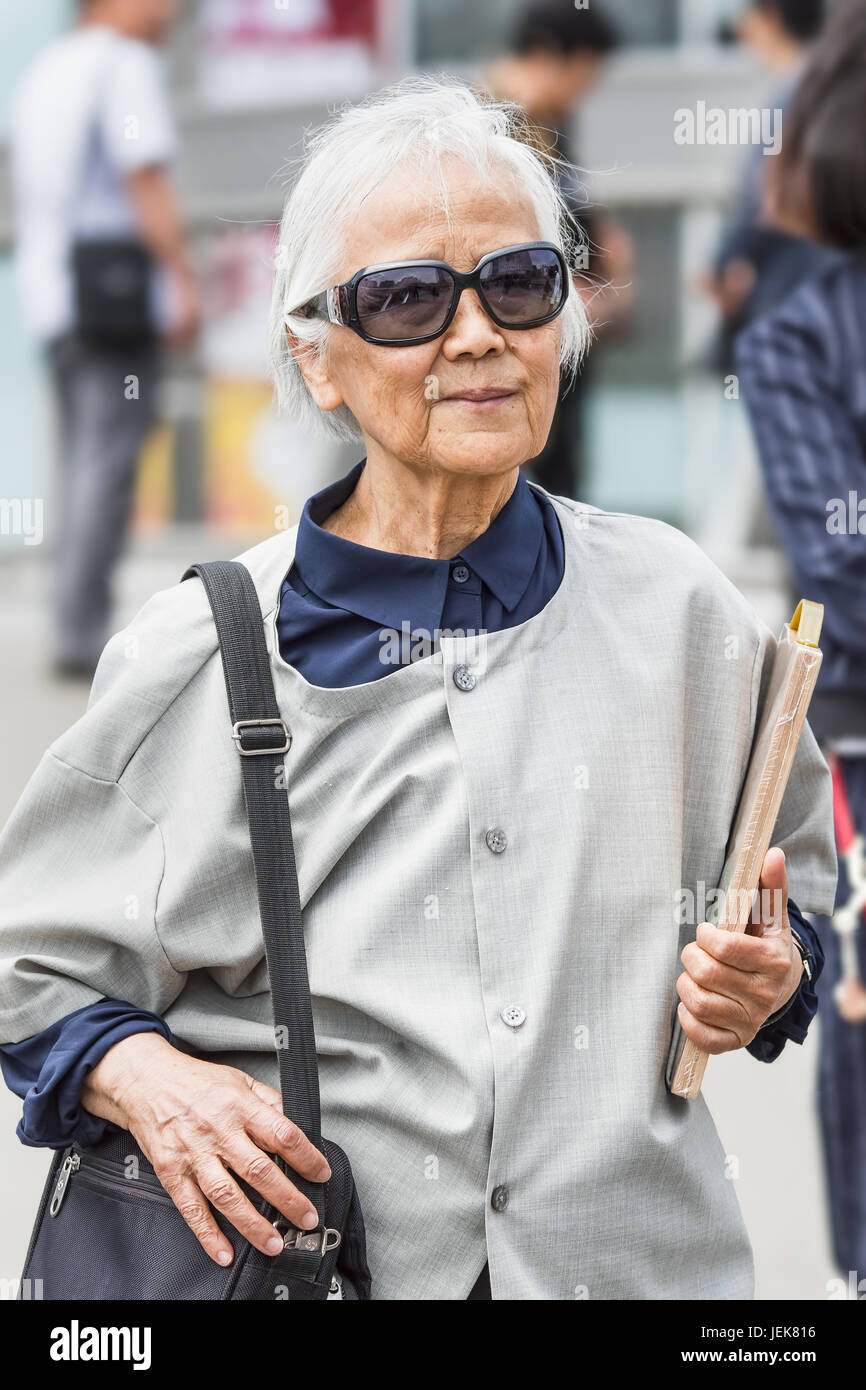 BEIJING-4 DE MAYO DE 2106. Vieja mujer con estilo. China envejece rápidamente. Hace tres décadas, sólo el 5% de su población tenía más de 65 años. Hoy es 9%. Foto de stock
