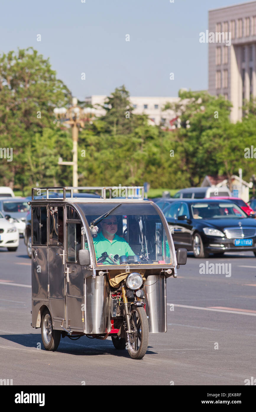 BEIJING-29 DE MAYO DE 2013. Triciclo taxi motor centro. Este pequeño taxi es similar a Tuk Tuks de Tailandia, Tricycles de Filipinas y ciclón de Vietnam. Foto de stock
