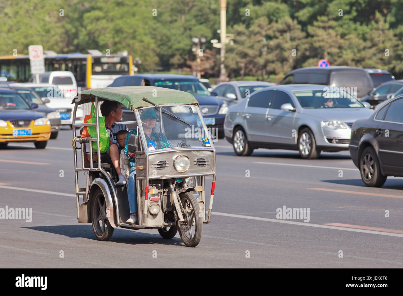 BEIJING-29 DE MAYO DE 2013. Triciclo taxi motor centro. Este pequeño taxi es similar a Tuk Tuks de Tailandia, Tricycles de Filipinas y ciclón de Vietnam. Foto de stock
