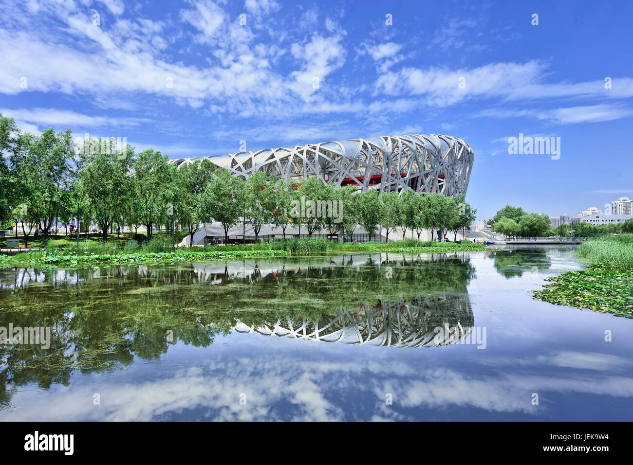 BEIJING-JULIO DE 28. Nido de pájaros espejado en un estanque. El Bird's Nest es un estadio en Beijing, China, diseñado para su uso durante las Olimpiadas de Verano de 2008. Foto de stock