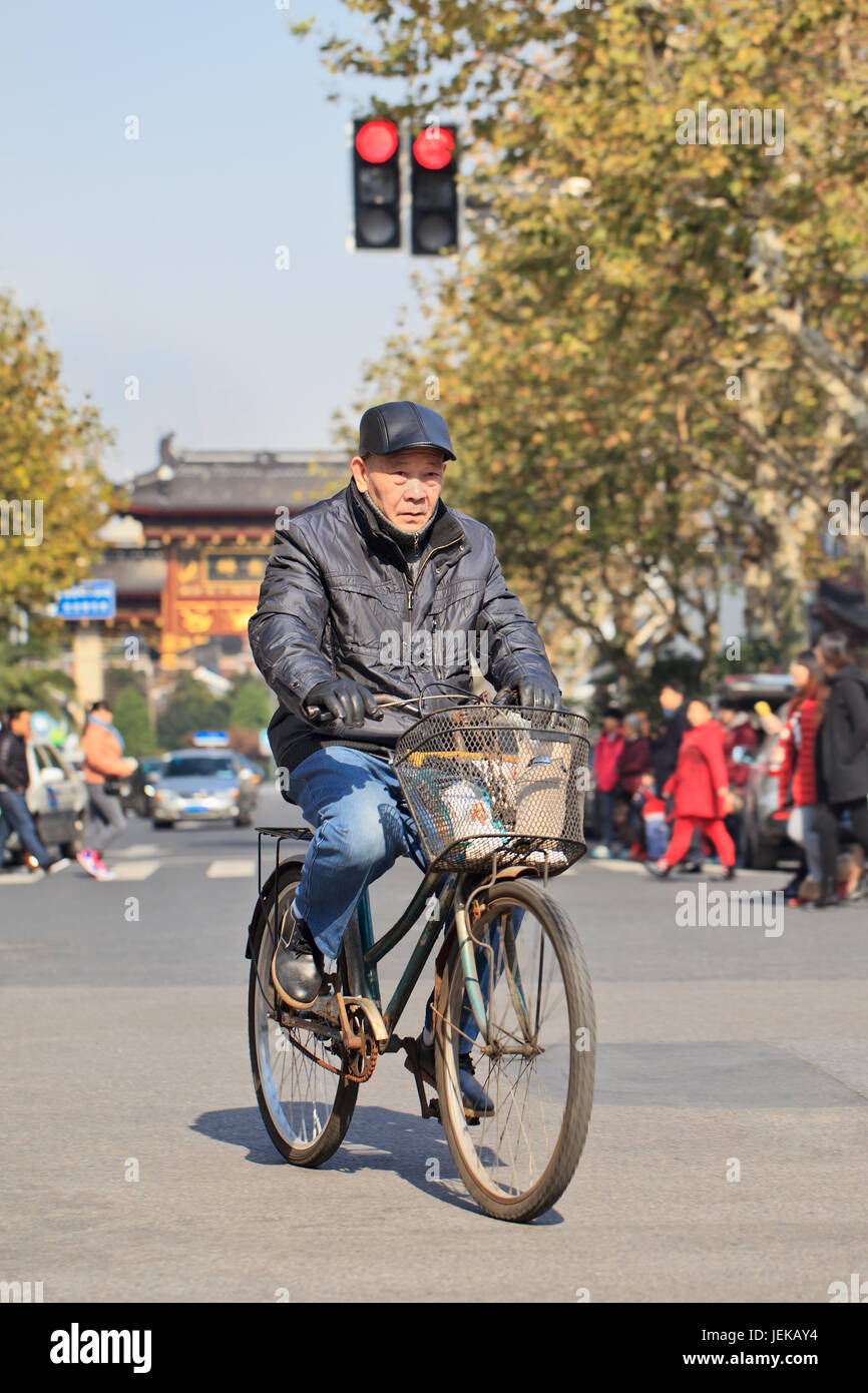 Senior masculino en una bicicleta oxidada. China la población de edad avanzada (60 años o más) es actualmente de unos 128 millones de dólares, lo que significa que uno de cada diez personas. Foto de stock