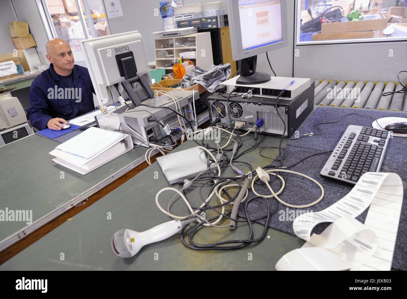 Volver Tech vida cooperativa, organización sin ánimo de lucro, regenera cada año miles de ordenadores desechados por las grandes empresas y luego asignarlos a escuelas y proyectos humanitarios en Italia y otros países, mediante el trabajo de los grupos desfavorecidos, tales como los presos en libertad vigilada y los ex prisioneros, promoviendo su reinserción social (Usmate Velate, Milán, Lombardía, Italia) Foto de stock