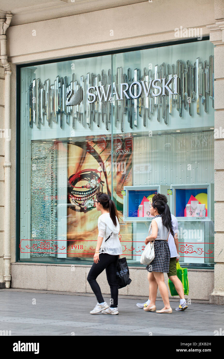 Tienda de Swarovski. Swarovski es una marca mundial nombre para una serie de  esculturas y miniaturas de cristal, joyas y alta costura Fotografía de  stock - Alamy