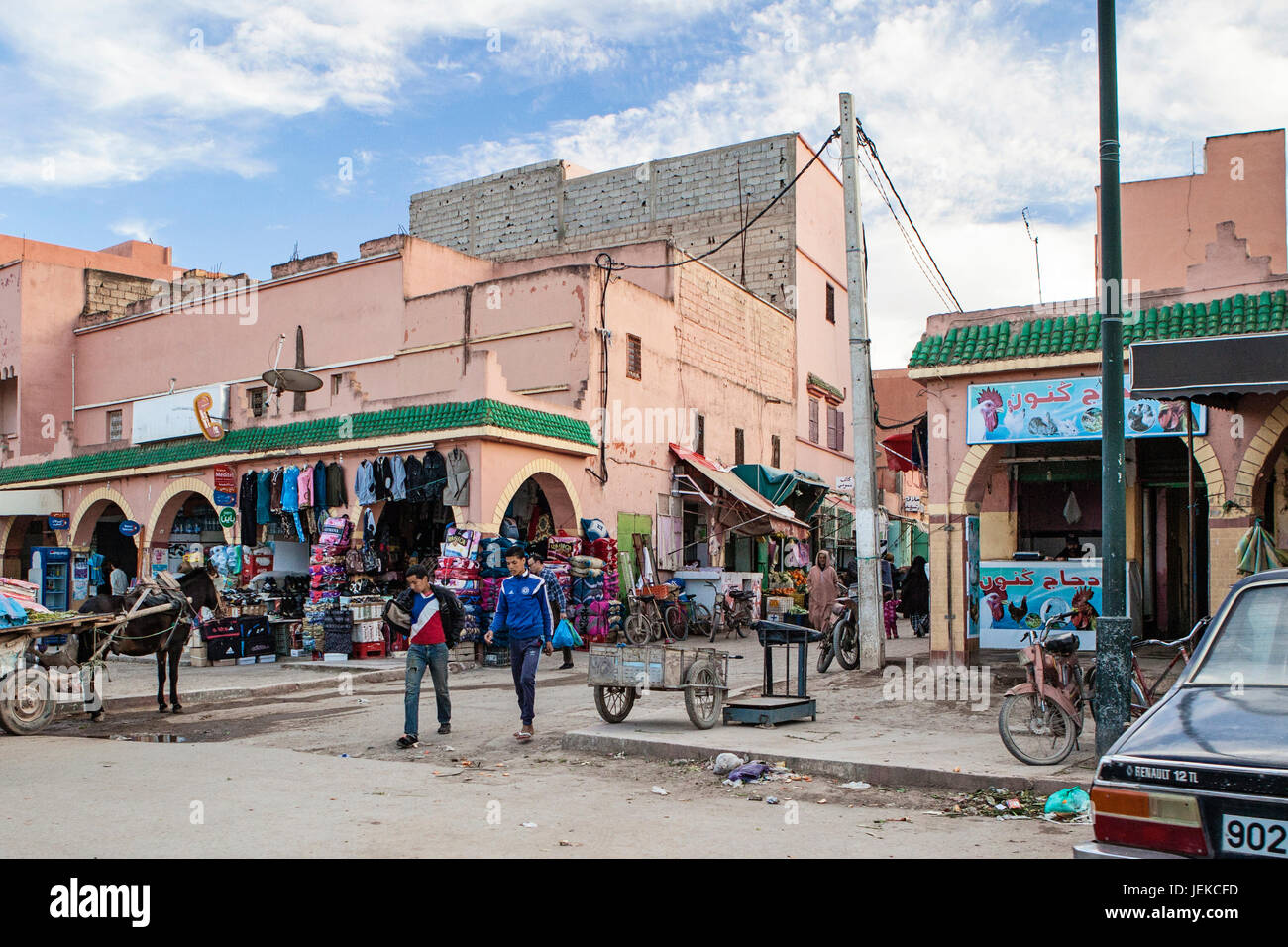 Las pequeñas ciudades de Marruecos. Calles de tiendas y de la vida cotidiana. Foto de stock