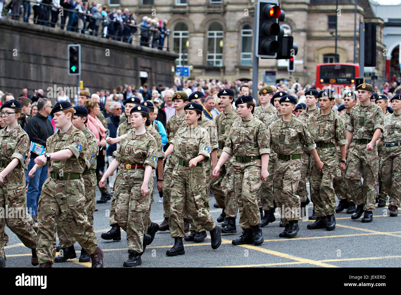 Los cadetes del ejército tomando parte en el Desfile del Día de las Fuerzas Armadas en Liverpool Reino Unido 2017 Foto de stock