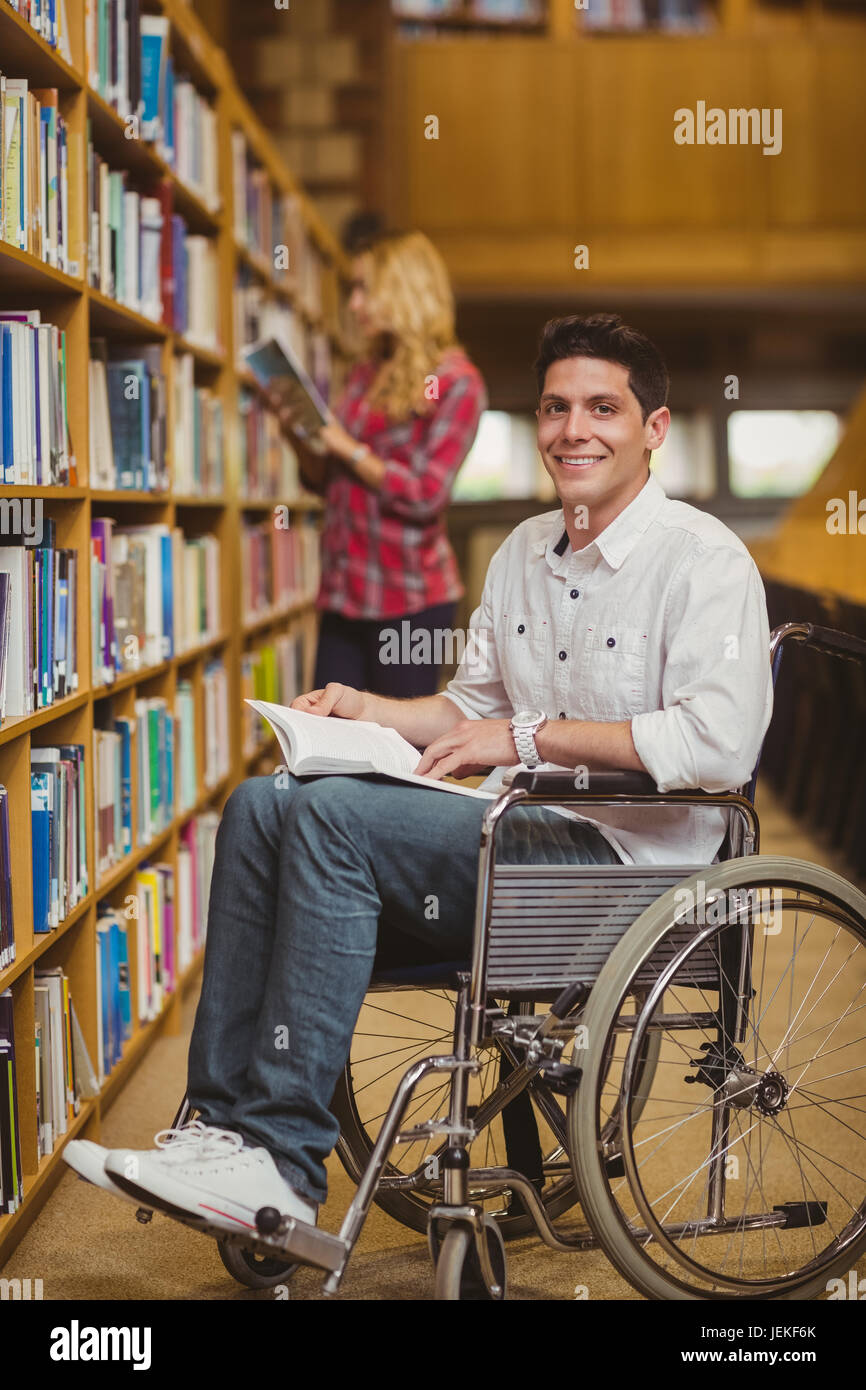 Estudiante en silla de ruedas hablando con classmate Foto de stock