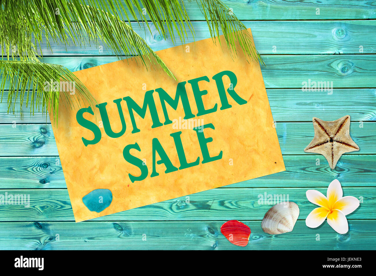 Oferta de verano escrito el signo amarillo, azul tablones de madera, conchas de mar, la playa y la palmera antecedentes Foto de stock