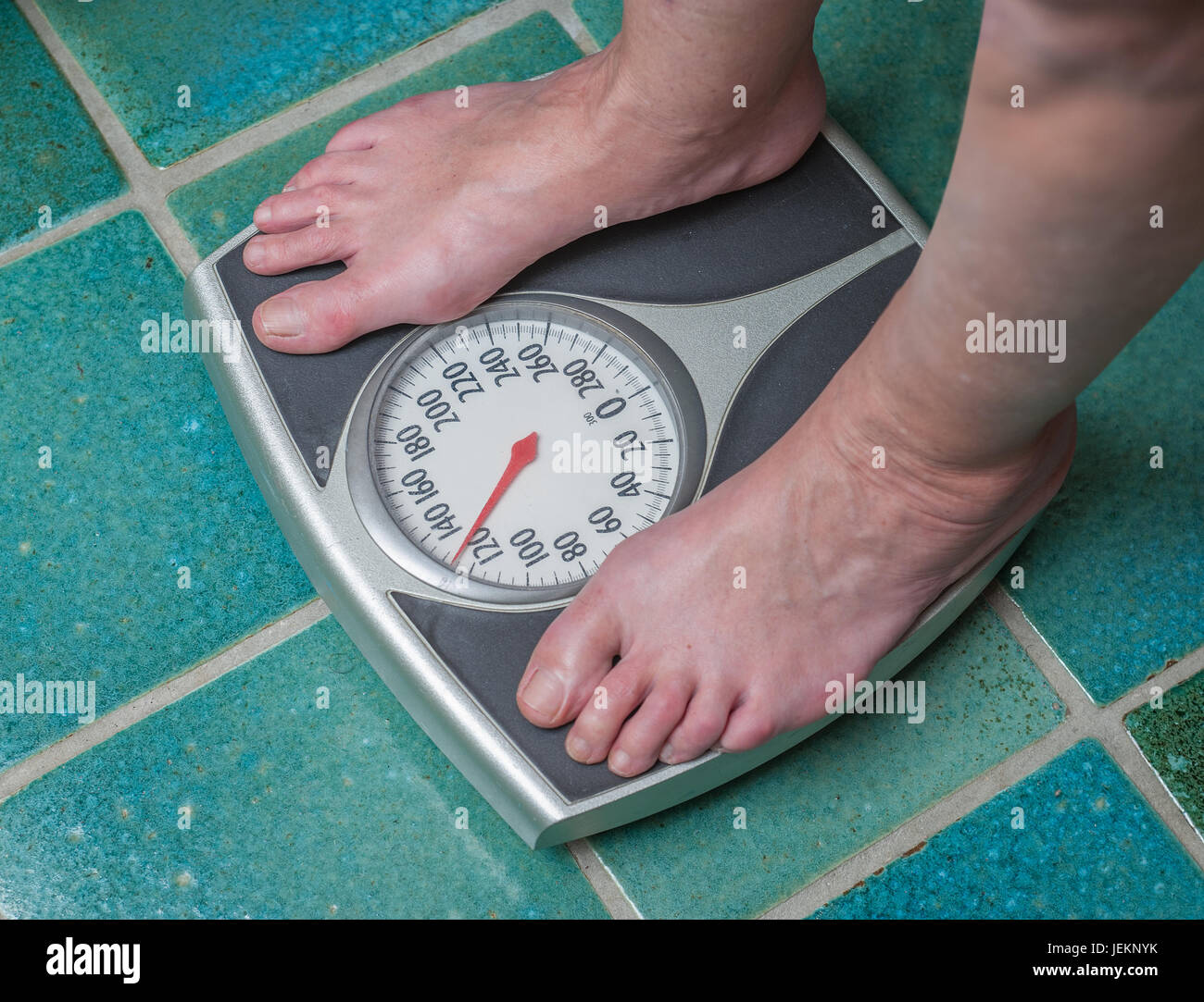 Báscula de baño - antiguo peso. Baño dañado el peso - el sobrepeso  Fotografía de stock - Alamy