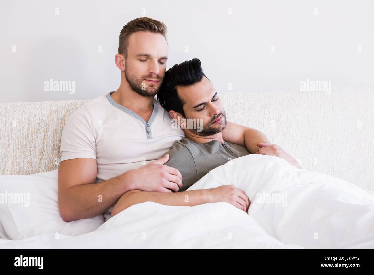 Una pareja gay dormido acostado en la cama Fotografía de stock - Alamy