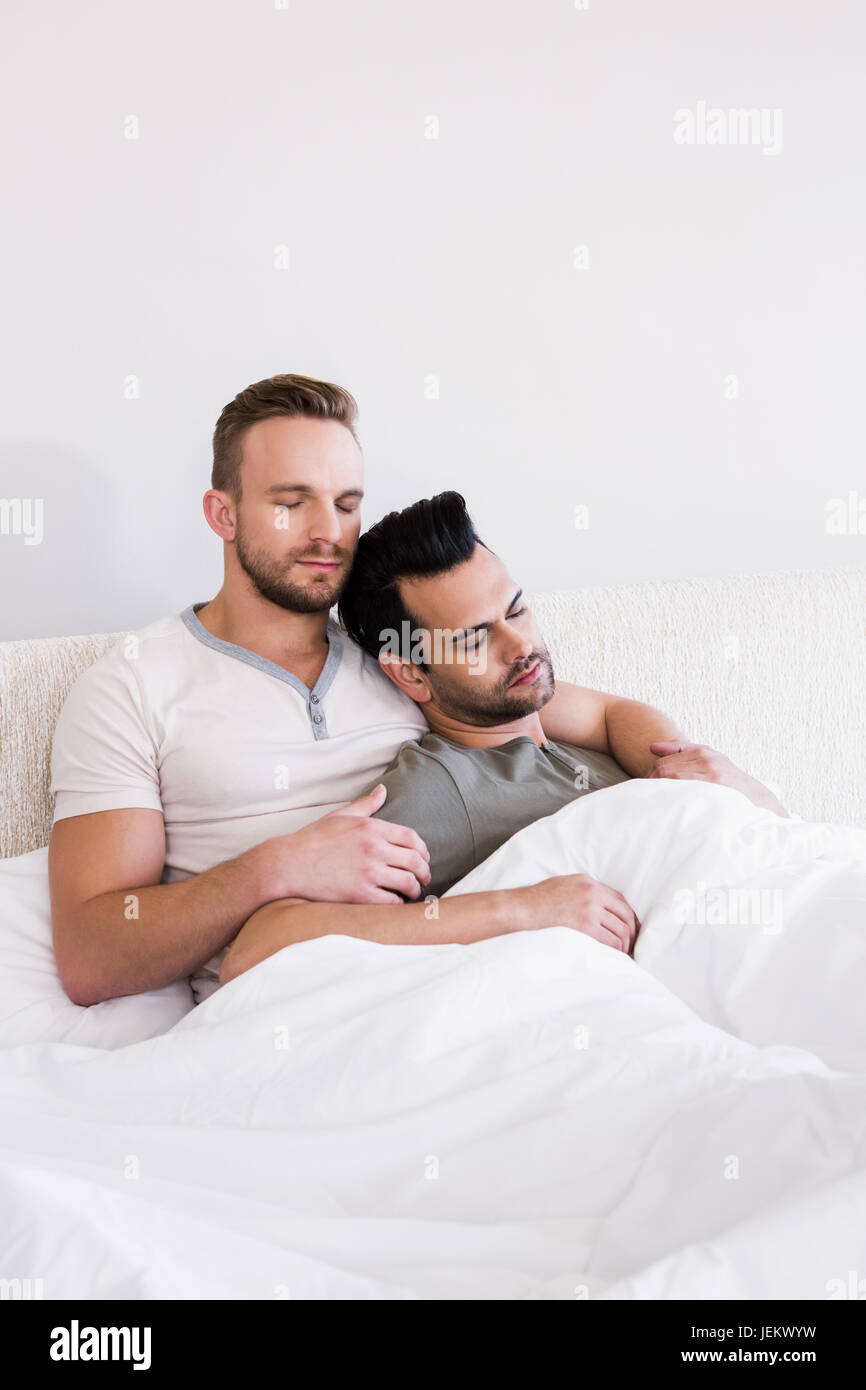 Pareja gay acostada en la cama fotografías e imágenes de alta resolución -  Alamy