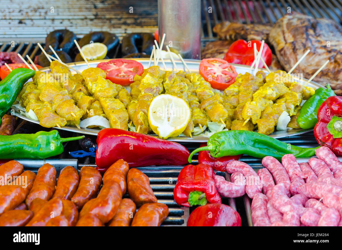 Raw brocheta de pollo especiados, Toulouse, embutidos, salchichas crudas, embutidos de sangre y costillas de cerdo cruda. Las materias se reunieron para barbacoa Foto de stock