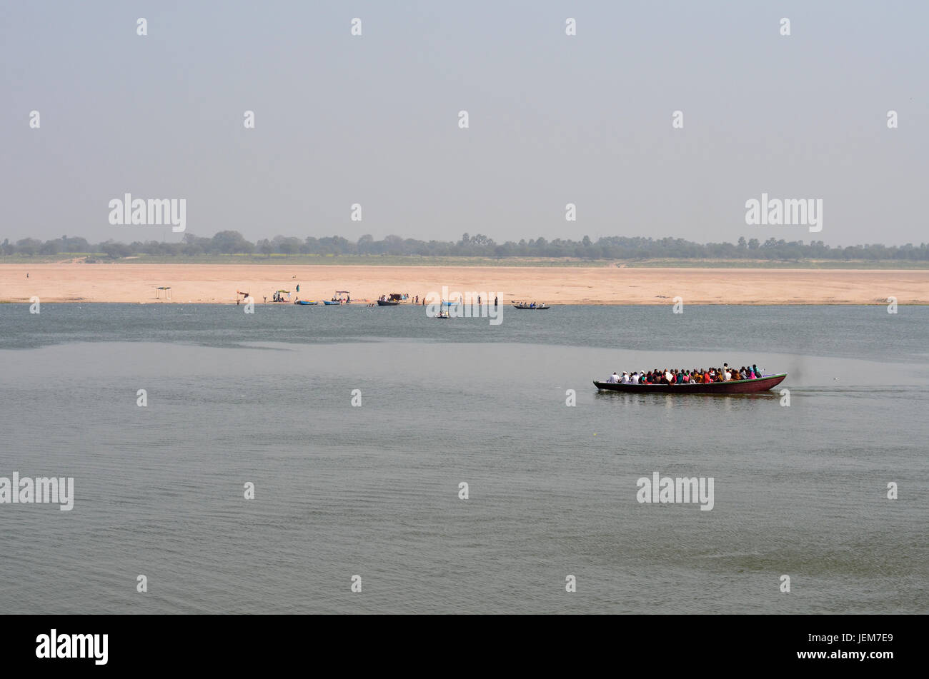 Barco que cruza el río Ganges en Varanasi, India Foto de stock