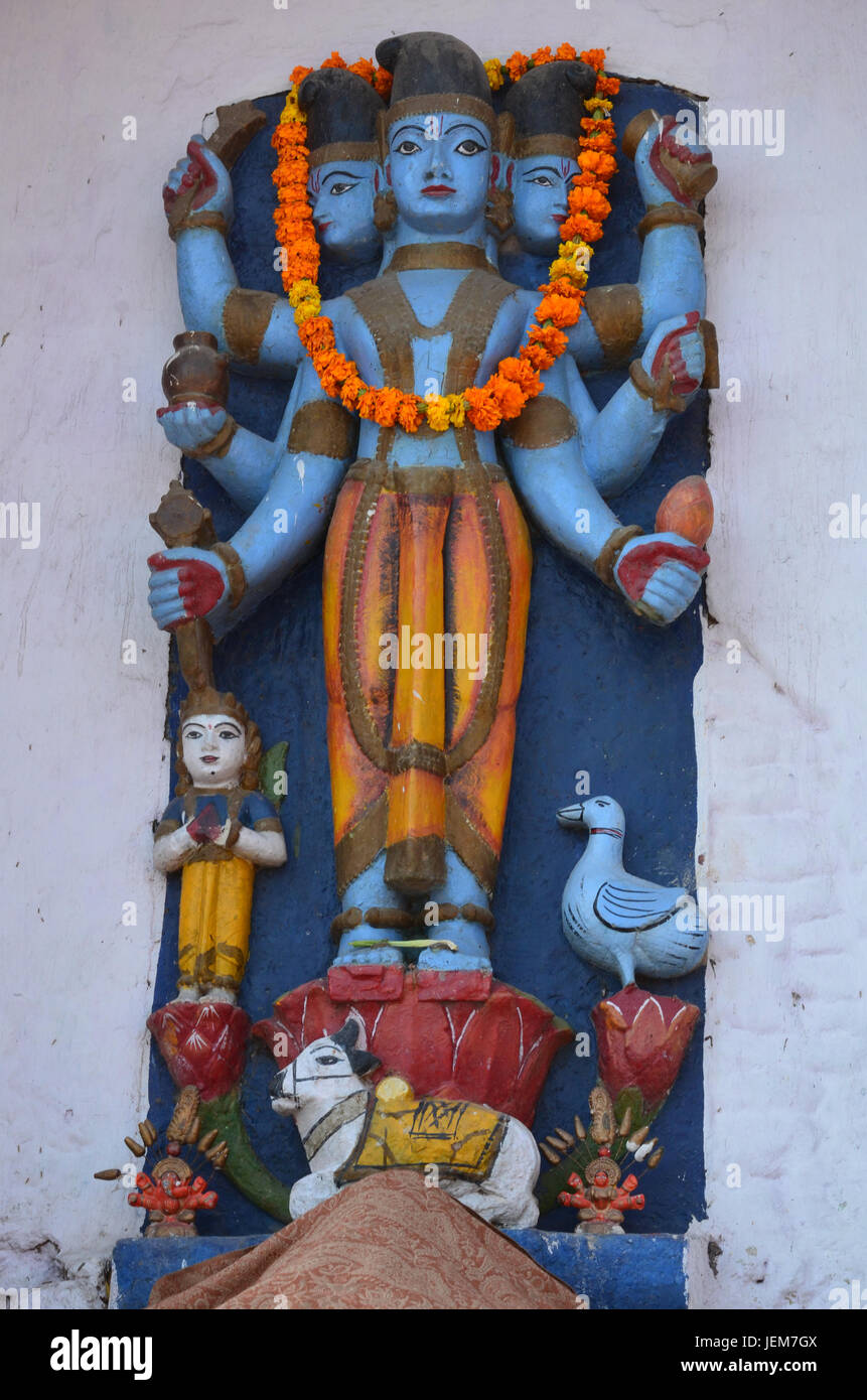 Vishnu Azul estatua de una deidad Hindú en Varanasi, India Foto de stock