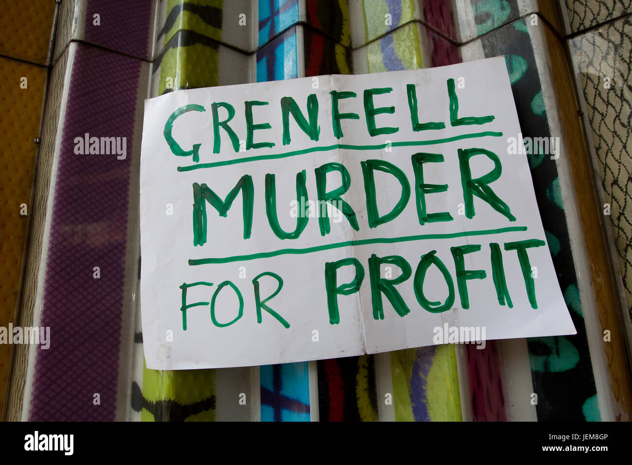 "Grenfell Asesinato con fines de lucro' etiqueta adjunta a una pared exterior, Notting Hill, al oeste de Londres, Inglaterra, Reino Unido Foto de stock