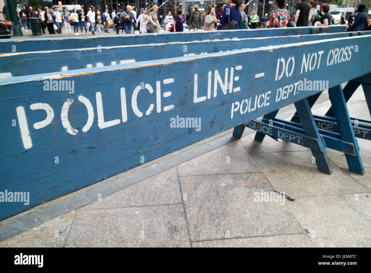Azules de madera no cruzar la línea de la policía de nypd multitud de barrera de tráfico de la ciudad de Nueva York, EE.UU. Foto de stock