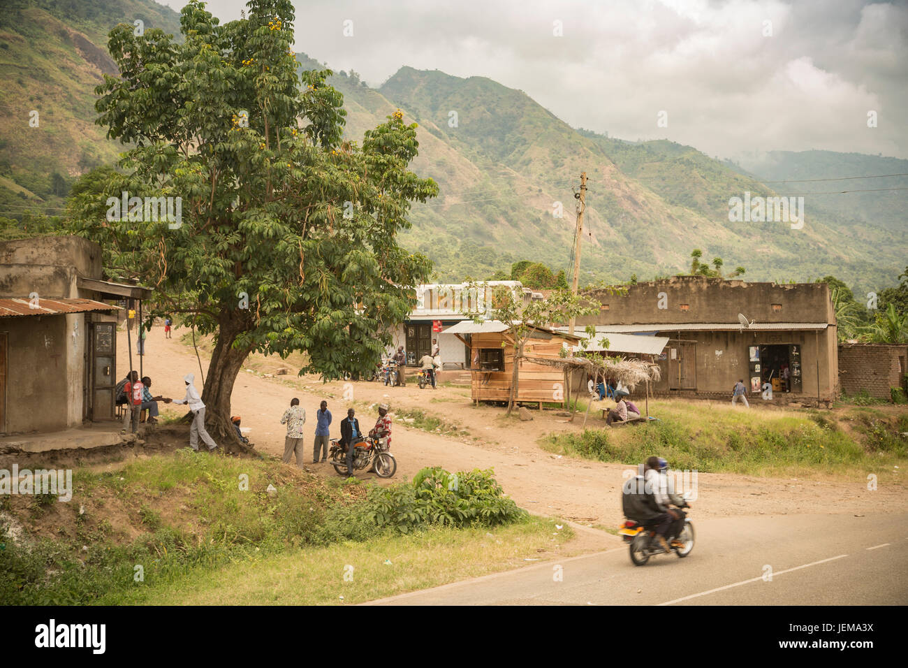 Hillside village en las montañas Rwenzori - Bundibugyo, Uganda. Foto de stock
