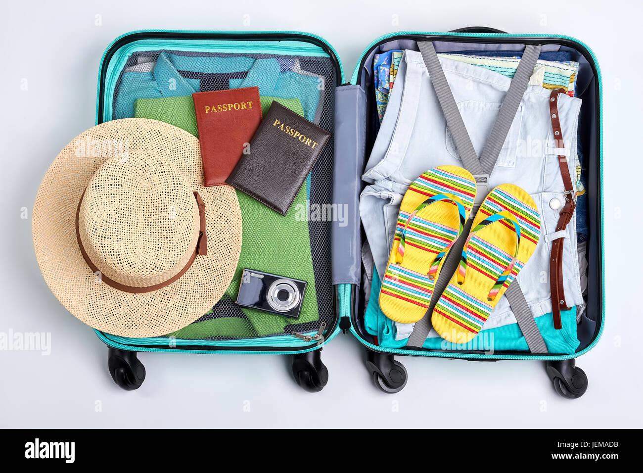 Accesorios de playa en la maleta abierta. Bolso con ruedas, ropa diferente Fotografía de stock - Alamy