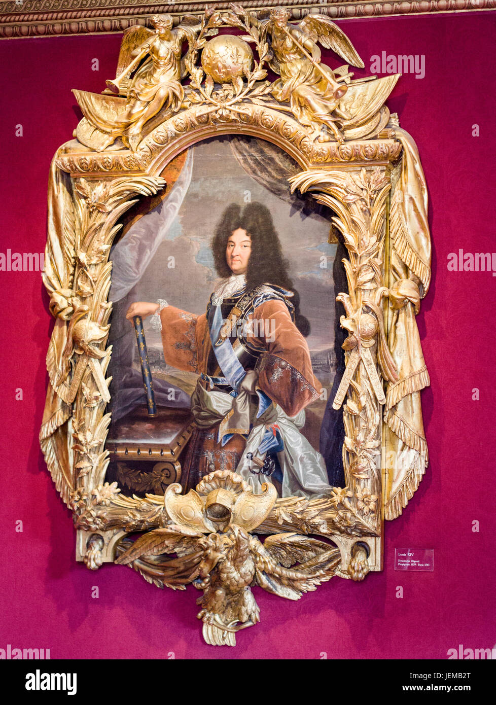 Retrato de Luis XIV por Hyacinthe Rigaud: establecer en una pesada y ornamentado marco dorado muestra el rey sol posando con un tubo telescópico de decorado con fleur de lei. Foto de stock