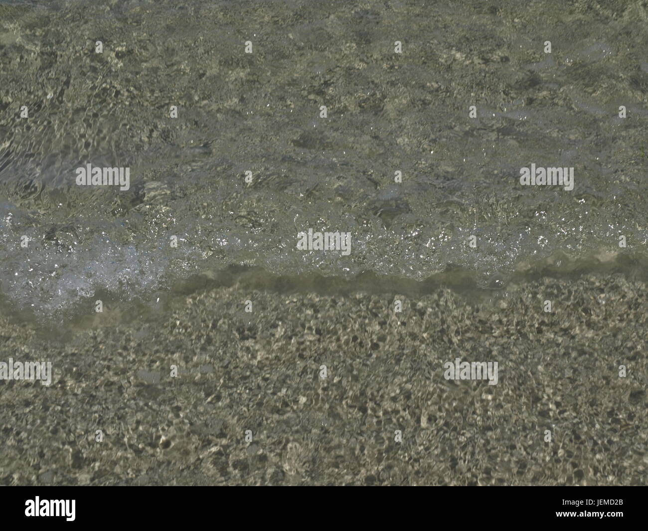 Una foto en primer plano de pequeñas olas rompiendo Foto de stock