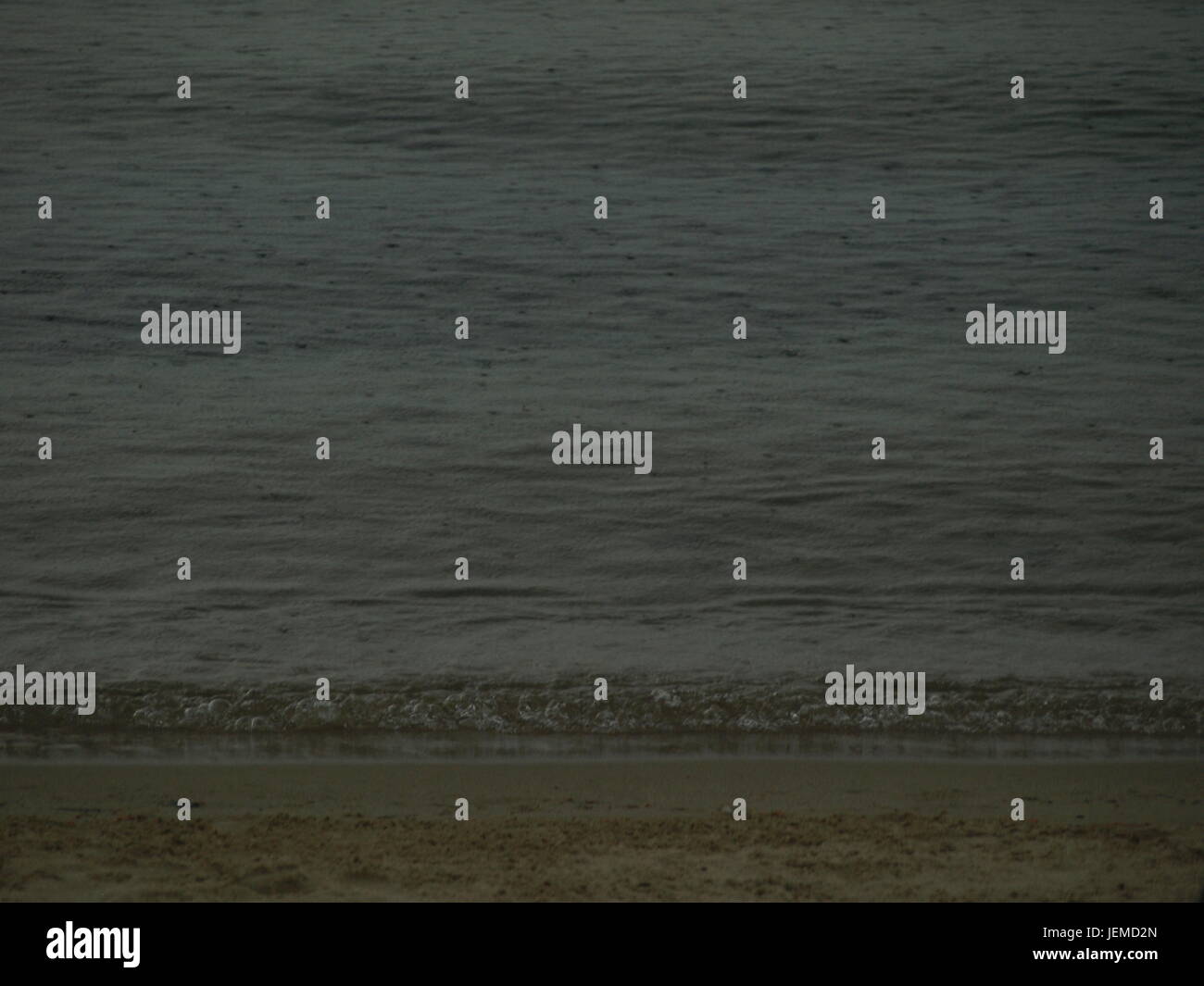 Una foto de la playa en la lluvia en el lago Winnipesaukee Foto de stock