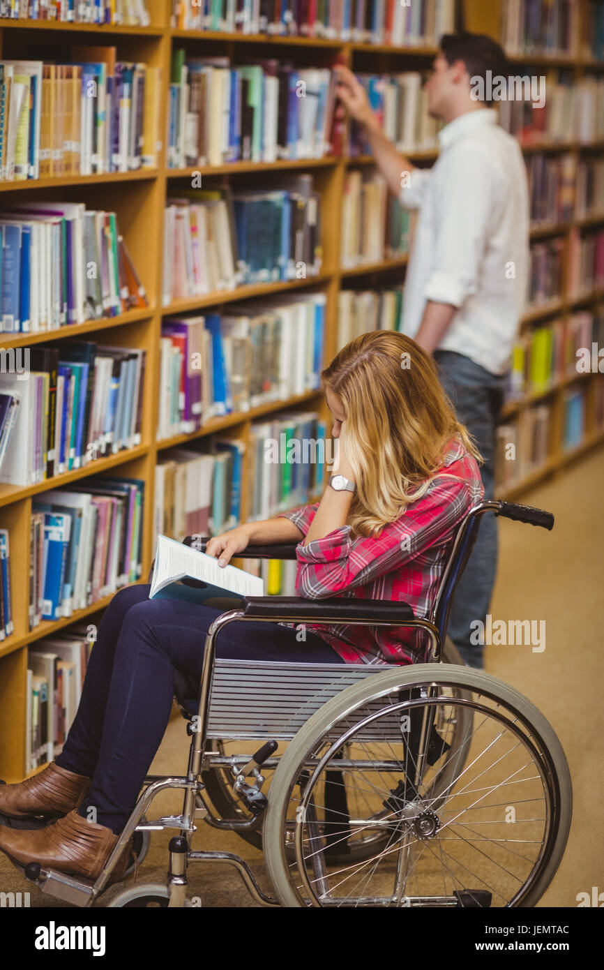 Estudiante en silla de ruedas hablando con classmate Foto de stock