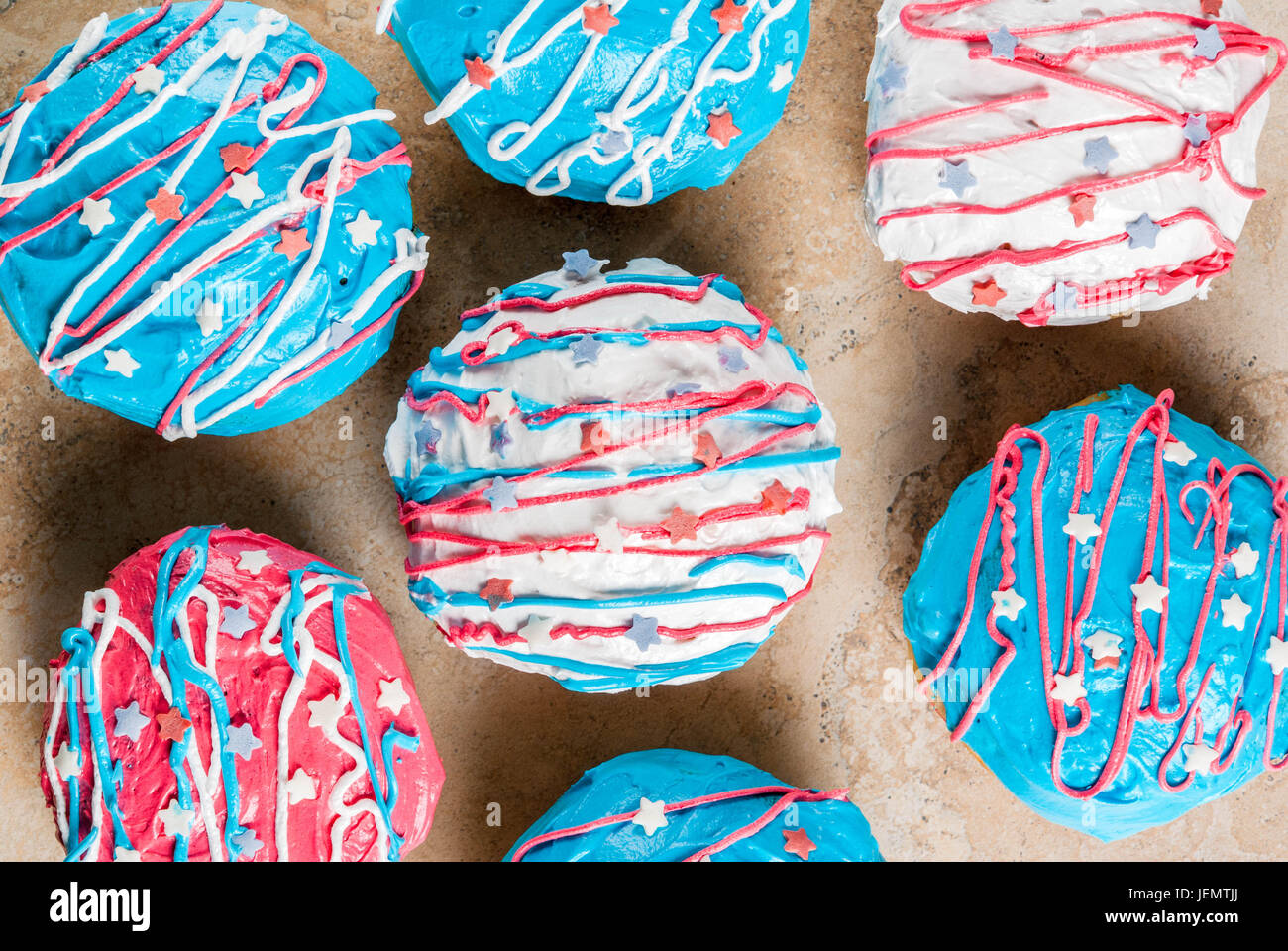 Alimentos para el día de la independencia. El 4 de julio. Desayuno festivo: donuts americanos tradicionales con esmalte de color usa la bandera azul, rojo y blanco. Luz de alm. Foto de stock