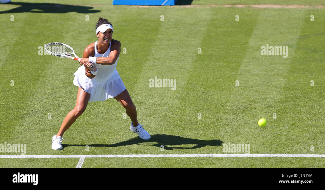 Eastbourne, Reino Unido. El 26 de junio, 2017. Heather Watson de Gran Bretaña en la acción contra Dominika Cibulkova de Eslovaquia durante el día dos del Aegon International de Eastbourne en Junio 26, 2017 en Eastbourne, Inglaterra. Crédito: Paul Terry Foto/Alamy Live News Foto de stock