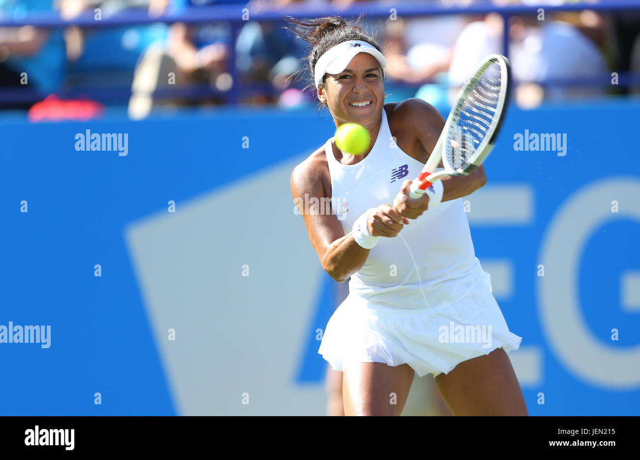 Eastbourne, Reino Unido. El 26 de junio, 2017. Heather Watson de Gran Bretaña en la acción contra Dominika Cibulkova de Eslovaquia durante el día dos del Aegon International de Eastbourne en Junio 26, 2017 en Eastbourne, Inglaterra. Crédito: Paul Terry Foto/Alamy Live News Foto de stock