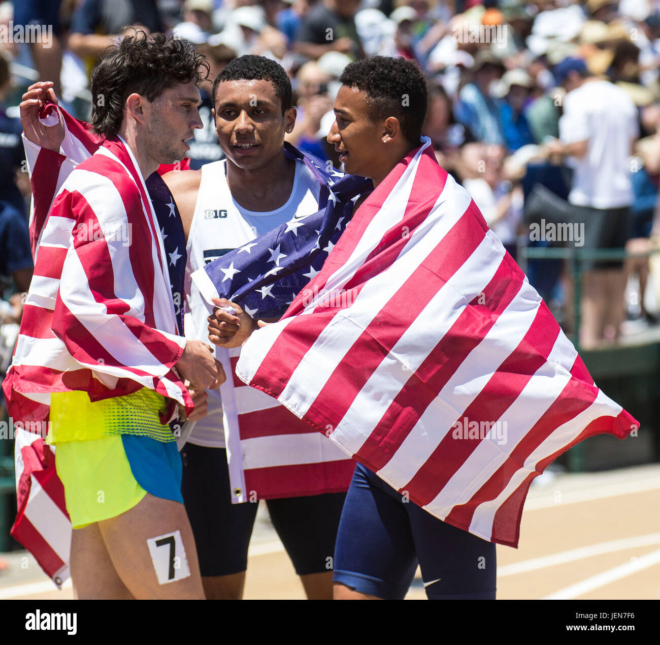 Hornet Stadium En Sacramento Ca El 25 De Junio 2017 Ca Hombres 800m Ganador Final Donavan Brasero Derecha Con Un Tiempo De 1 44 14 2do Lugar Isaias Harris Centro0 1 44 53 Y 3er Lugar Izquierda