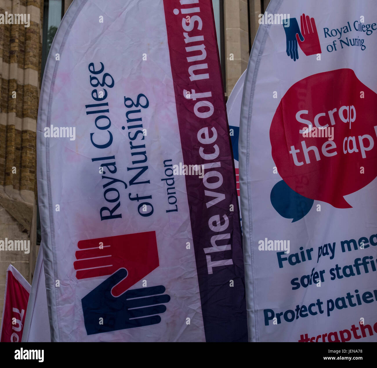 Londres, 27 de junio de 2017, el Royal College of Nursing miembros fuera del Departamento de Salud, Londres, lanzan una campaña contra el 1% paga la tapa con una protesta por frontline nursesCredit: Ian Davidson/Alamy Live News Foto de stock