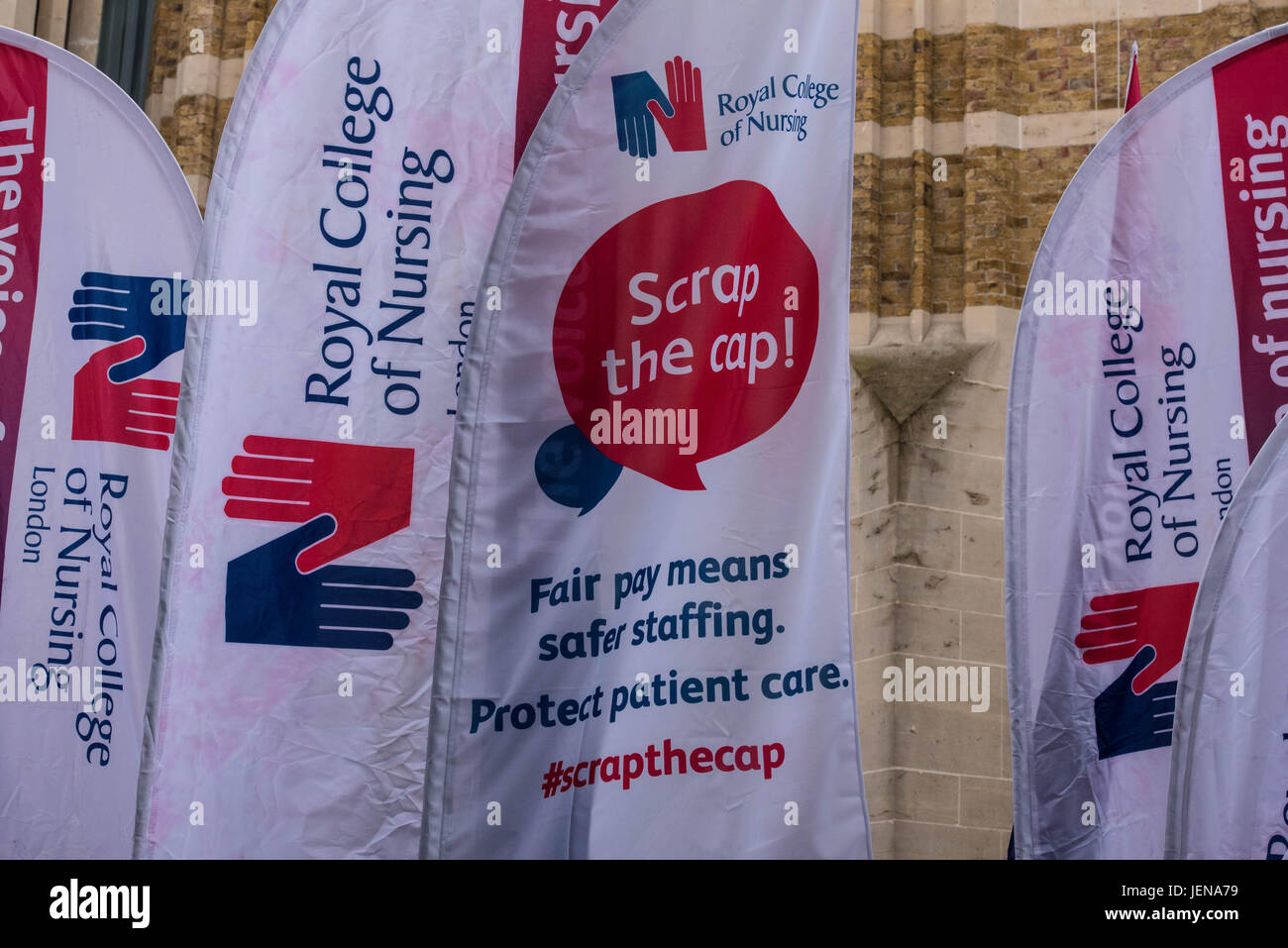 Londres, 27 de junio de 2017, el Royal College of Nursing miembros fuera del Departamento de Salud, Londres, lanzan una campaña contra el 1% paga la tapa con una protesta por Frontline enfermeras Crédito: Ian Davidson/Alamy Live News Foto de stock