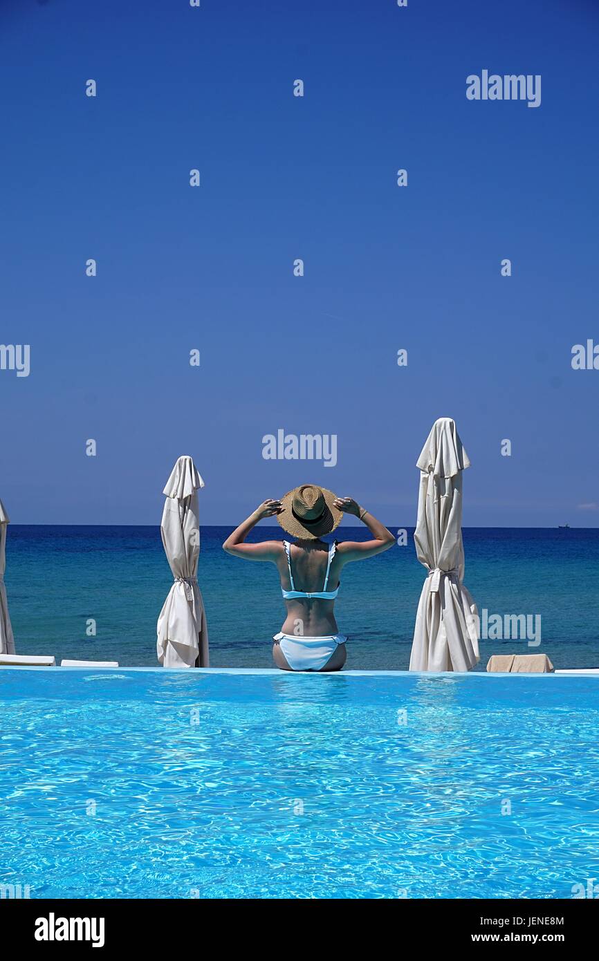 Mujer en pileta sentada al borde fotografías e imágenes de alta resolución  - Alamy