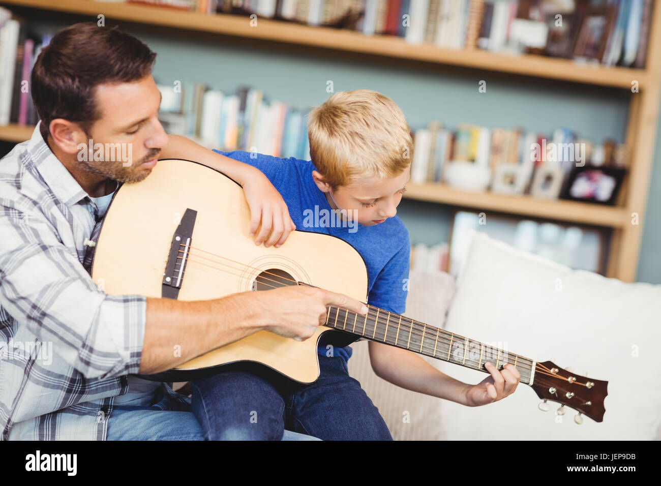 Father teaching son play guitar fotografías e imágenes de alta resolución -  Alamy