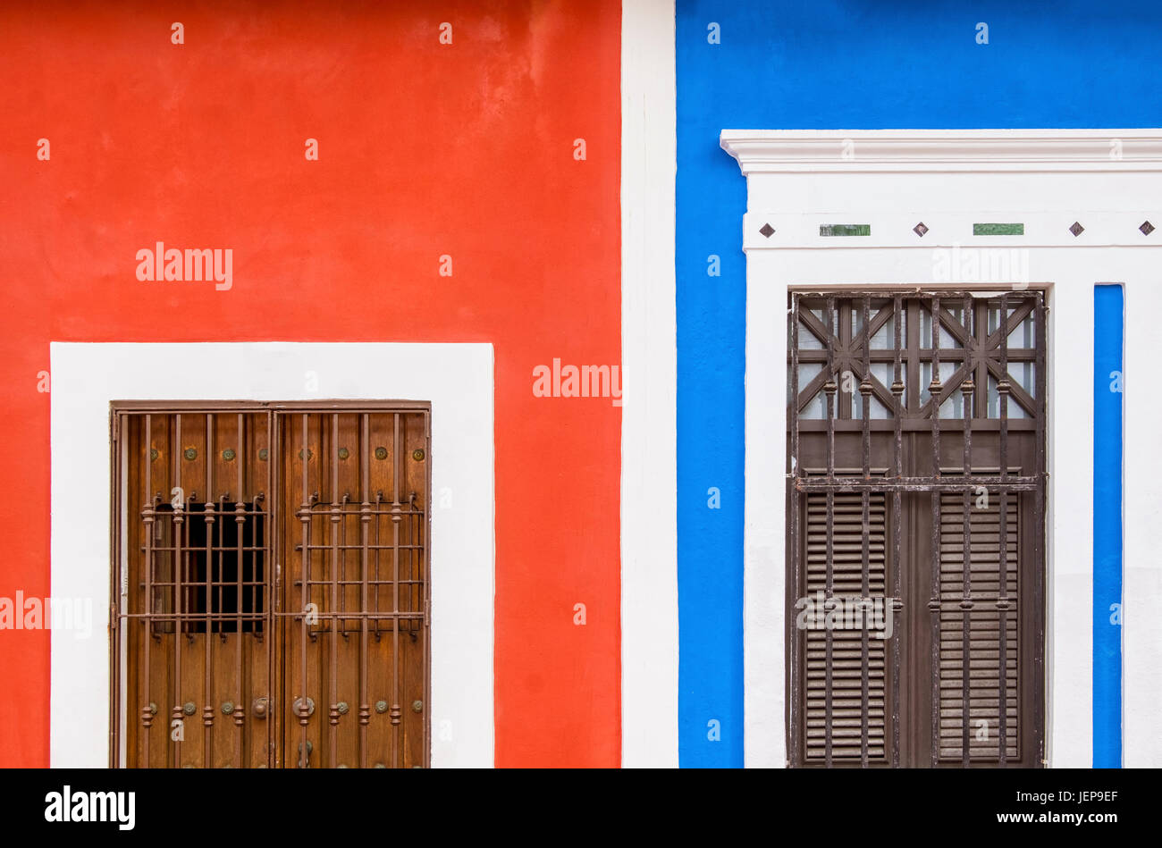 Casas multicolores en Puerto Rico en el mar Caribe Foto de stock