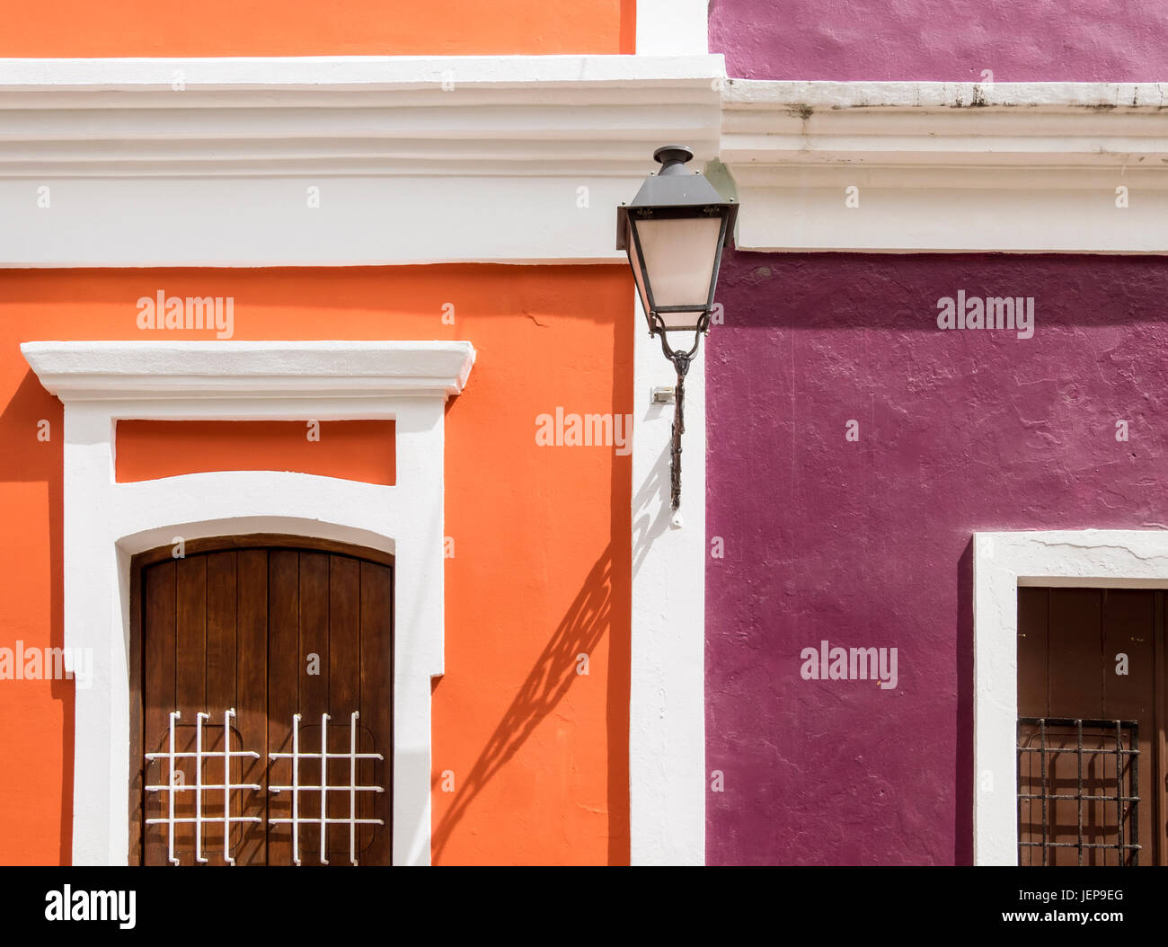 Casas multicolores en Puerto Rico en el mar Caribe Foto de stock