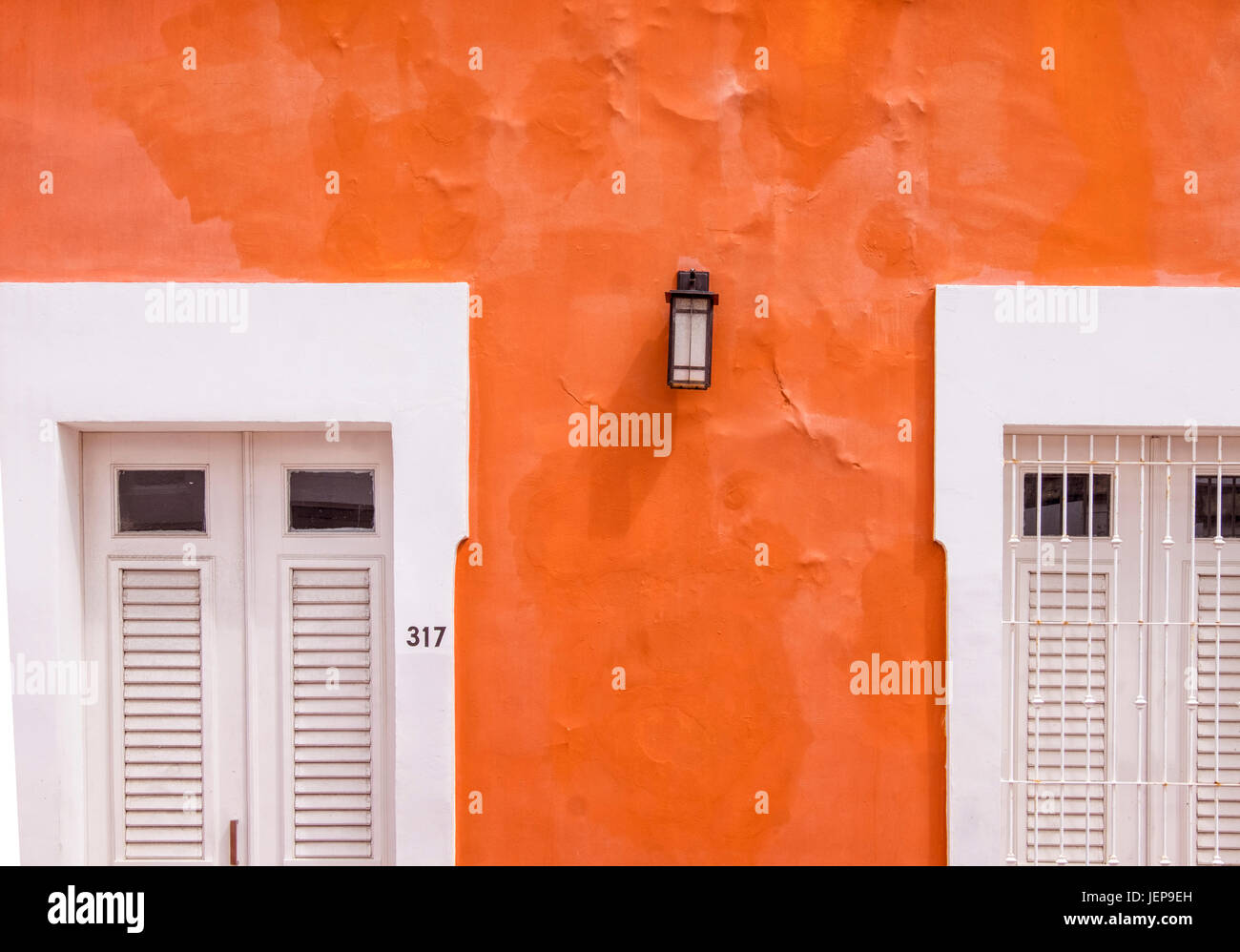 Casas multicolores en Puerto Rico en el mar Caribe Foto de stock