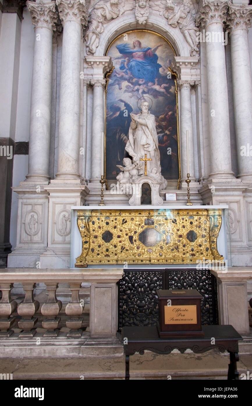 Venecia Veneto Italia. El altar lateral en el interior de la Iglesia de Santa Maria della Salute con la pintura (óleo sobre lienzo) por Luca Giordano titulado Assunzio Foto de stock