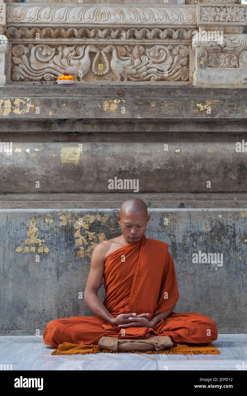 Un monje en la meditación en el templo Mahabodhi en Bodhgaya Foto de stock