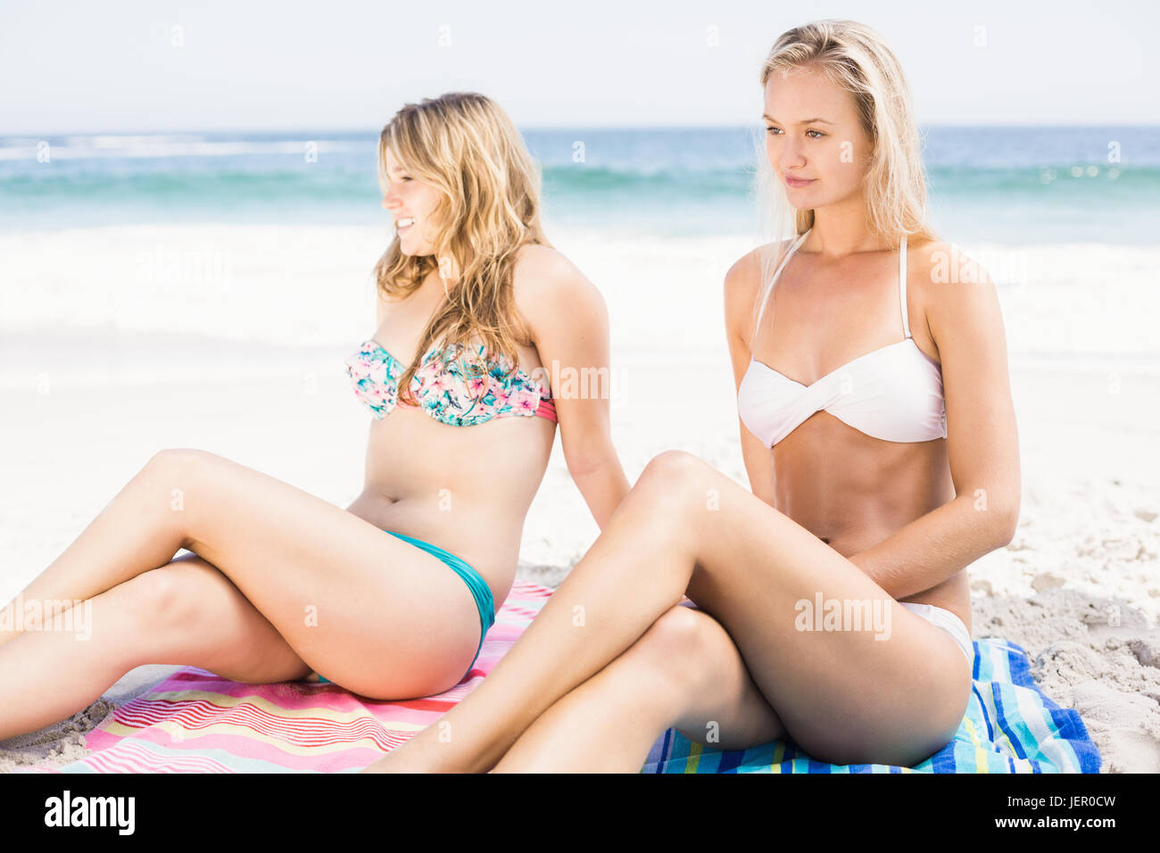 Mujeres en bikini sentadas en la playa fotografías e imágenes de alta  resolución - Alamy