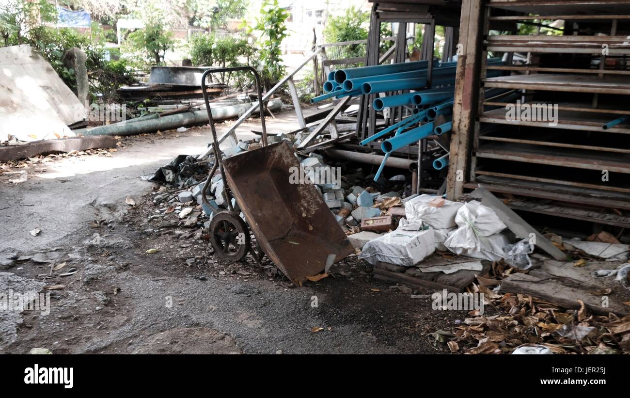 Desordenado montón de basura Junk Yard Bangkok Thailand Sudeste asiático Foto de stock
