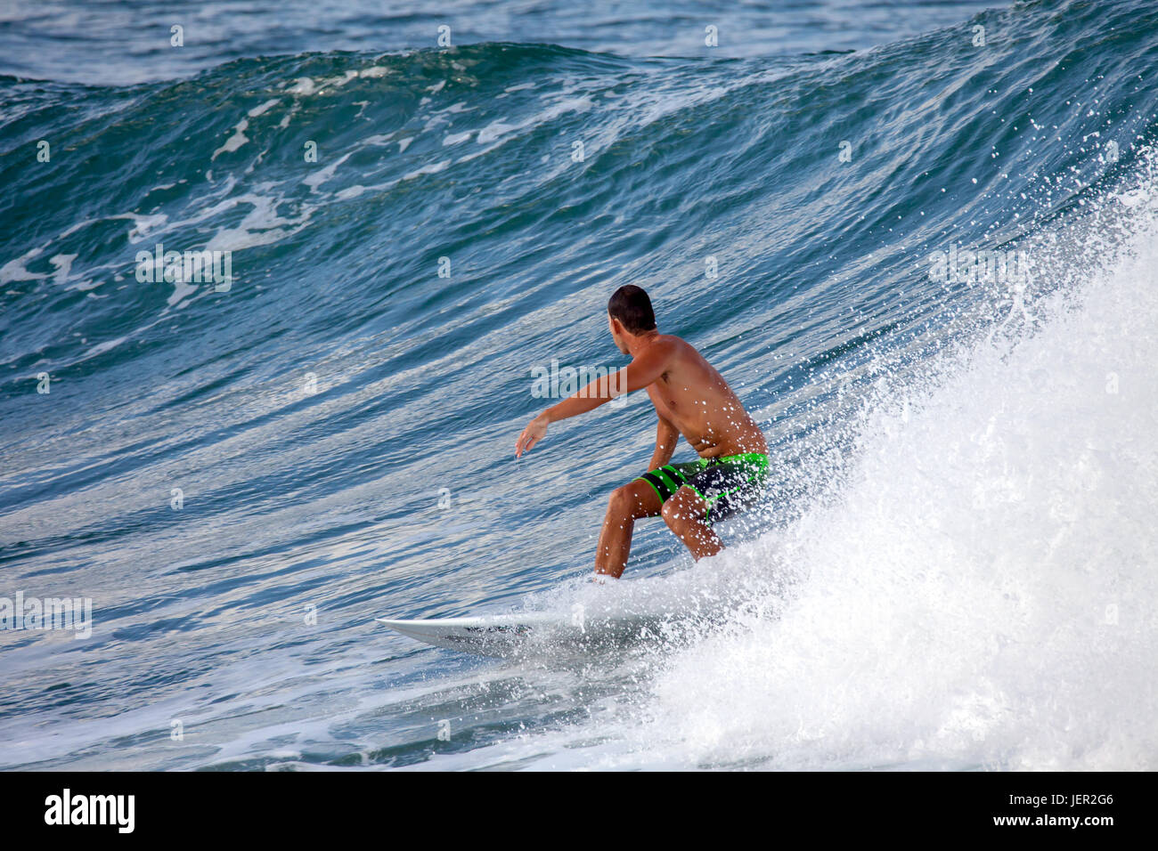 Surfista en Bloubergstrand en Sudáfrica Foto de stock