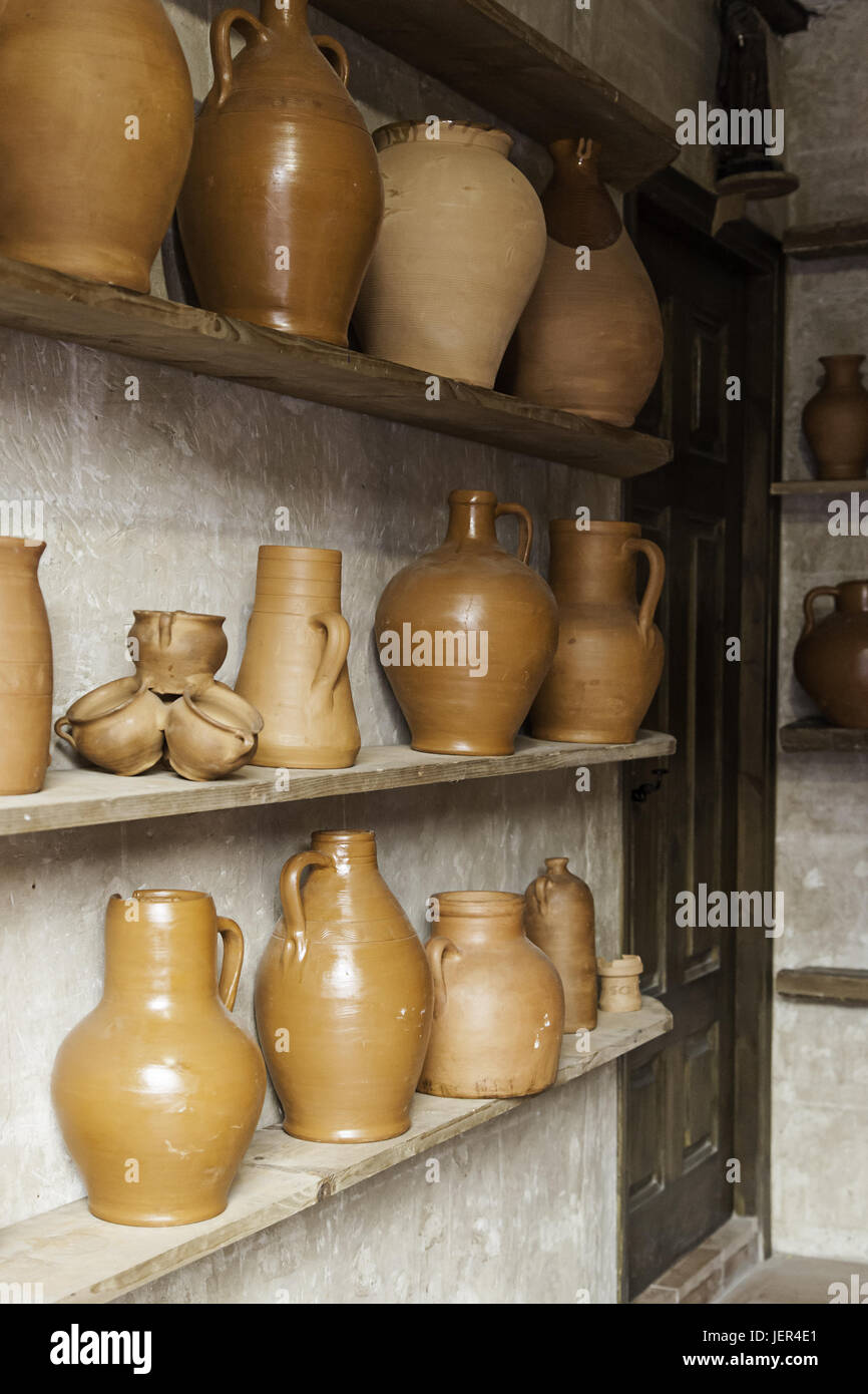 Vasijas de cerámica artesanal en una alfarería, detalle del antiguo trabajo  manual Fotografía de stock - Alamy