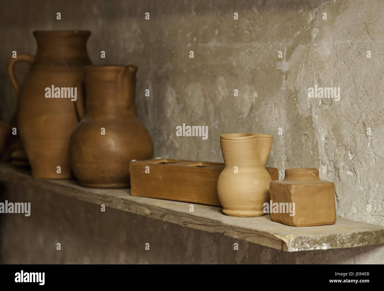 Vasijas de cerámica artesanal en una alfarería, detalle del antiguo trabajo  manual Fotografía de stock - Alamy