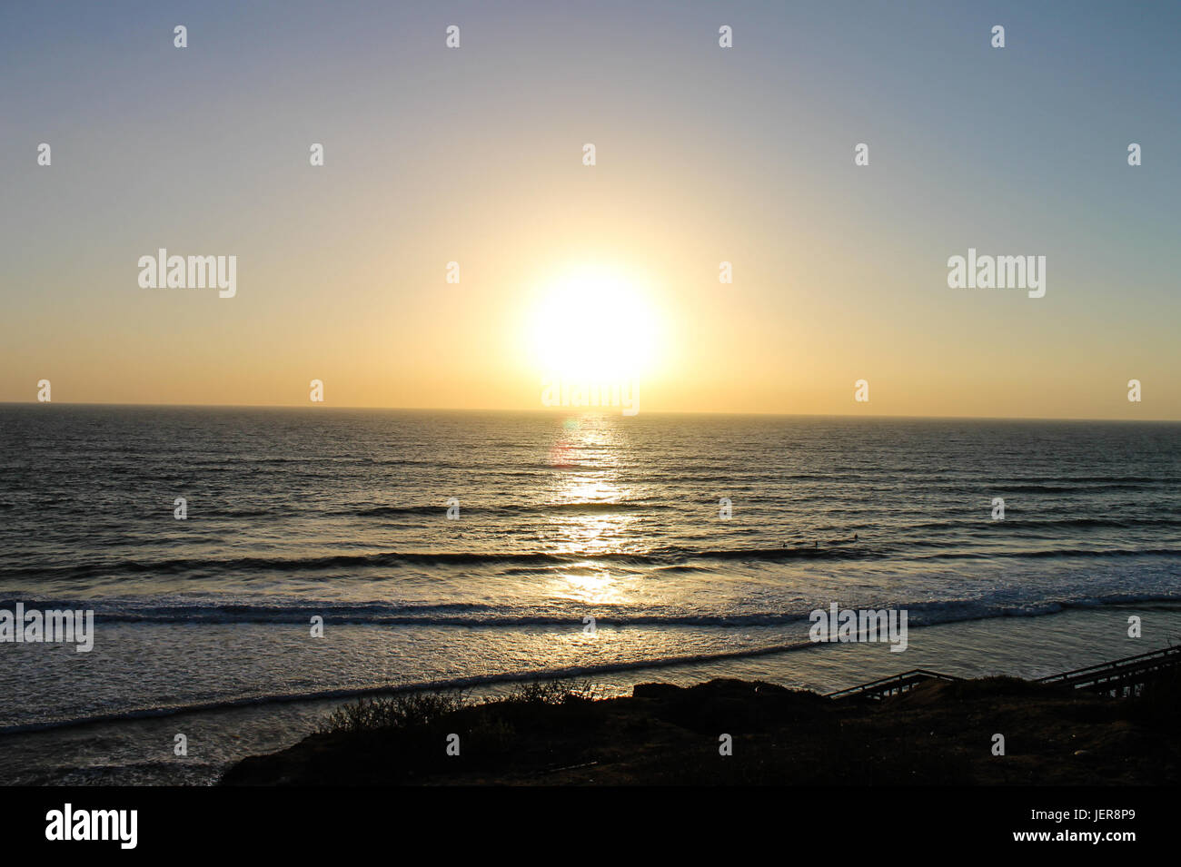 Donde el sol se encuentra con el mar: Abrazando la magia de las puestas de sol costeras del sur de California Foto de stock