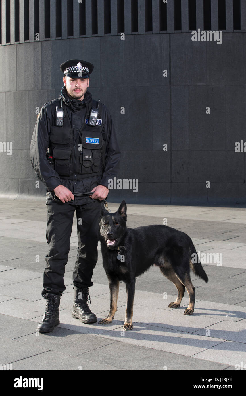 Unidad de Perros de la Policía Metropolitana, fuera de la estación de Kings Cross, Londres, Inglaterra, Reino Unido. Foto de stock