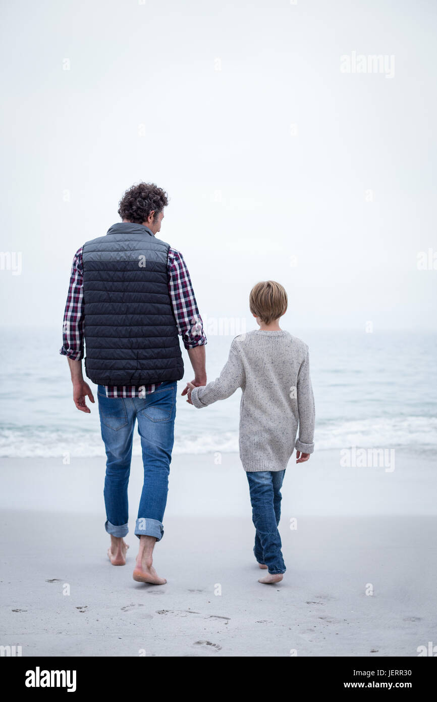 Padre e hijo, caminando hacia el mar Fotografía de stock - Alamy