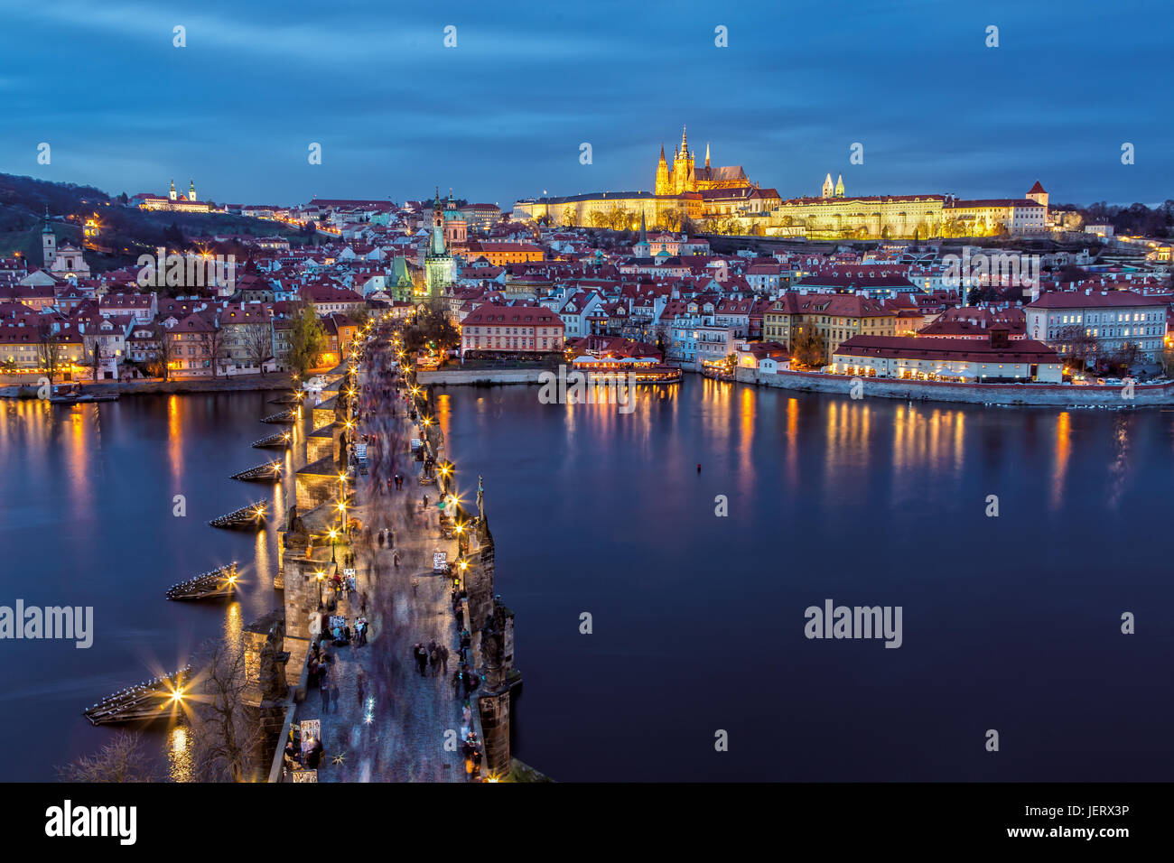 Vista aérea del Puente de Carlos en Praga, República Checa Foto de stock