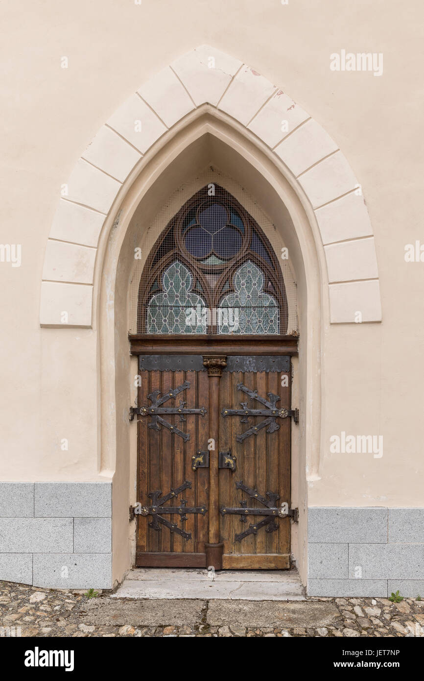 Arcos de roble de madera antigua iglesia gótica puerta con bisagras de  hierro forjado negro. gran puerta de madera con elementos de hierro forjado  con colocación de puertas decorativas Fotografía de stock -