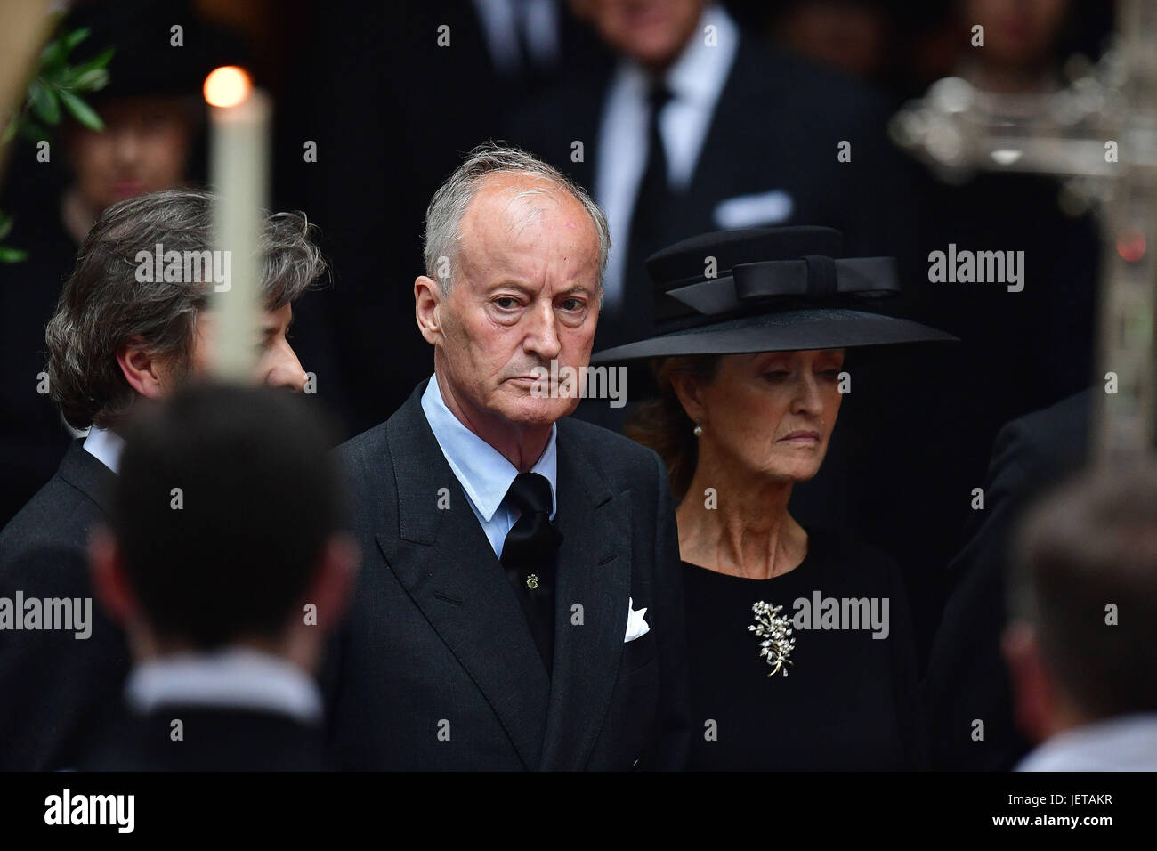 Norton Knatchbull (centro), 3er Conde Mountbatten de Birmania, y su